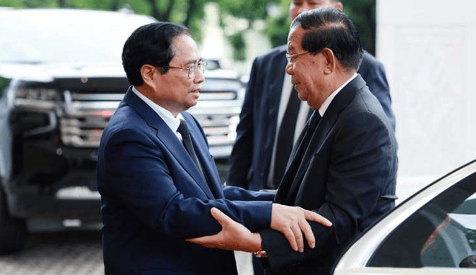 Senate President Hun Sen (right) with Pham Minh Chinh, Prime Minister of Vietnam, in Hanoi, Vietnam